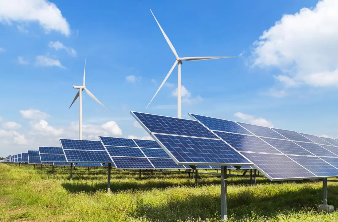 Panneaux solaires et éoliennes dans un champ